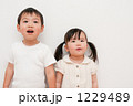 手をつなぐ子供カップル
