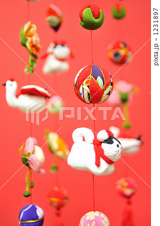 「赤い背景のつるし雛。」の写真素材 「赤い背景のつるし雛。」の写真素材