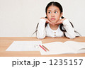 勉強をする小学生