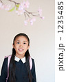桜と新入生の女の子 桜と新入生の女の子