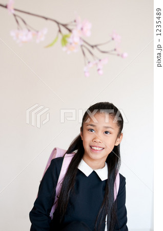 「桜と新入生の女の子」の写真素材 「桜と新入生の女の子」の写真素材