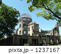 新緑のころの広島の原爆ドーム。青空にドームが対照的