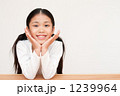 楽しい考え事をする小学生