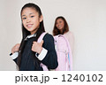 新入生の女の子とスーツの母親