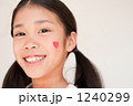 ハートを頬に貼った女の子