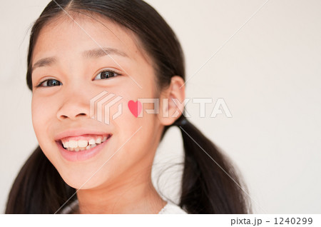 ハートを頬に貼った女の子