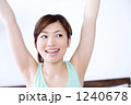 ストレッチをする若い女性