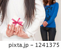 プレゼントを隠している子供