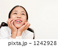 楽しい考え事をする小学生