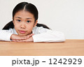 考え事をする小学生