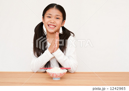 「いただきますをする女の子」の写真素材 「いただきますをする女の子」の写真素材