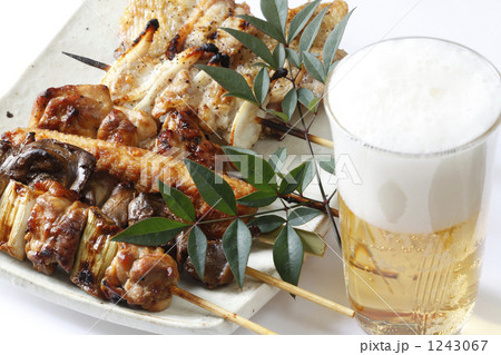「やきとり＆ビール（泡多め）」の写真素材
