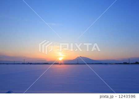 「夕暮れの雪原」の写真素材 「夕暮れの雪原」の写真素材