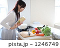 料理をする主婦