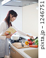 料理をする主婦