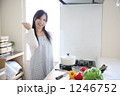 料理をする主婦