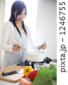 料理をする主婦