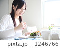 朝食を摂る女性