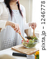 料理をする主婦