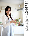 朝食準備をする主婦
