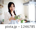 朝食準備をする主婦