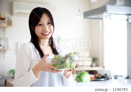 「朝食準備をする主婦」の写真素材 「朝食準備をする主婦」の写真素材