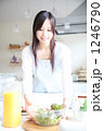 朝食準備をする主婦
