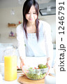 朝食準備をする主婦