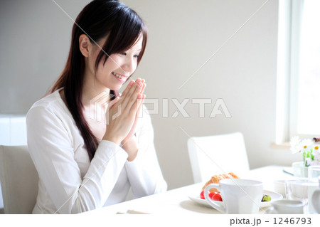 「朝食を摂る女性」の写真素材 「朝食を摂る女性」の写真素材
