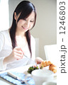 朝食を摂る女性