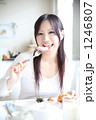 朝食を摂る女性