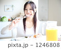 朝食を摂る女性