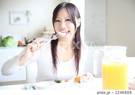 「朝食を摂る女性」の写真素材