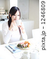 朝食を摂る女性