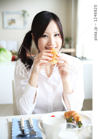 「ビジネスウーマンの朝食」の写真素材