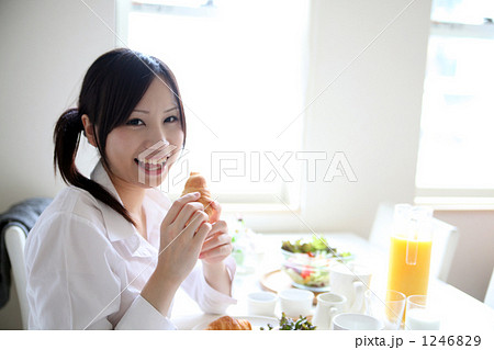 「ビジネスウーマンの朝食」の写真素材 「ビジネスウーマンの朝食」の写真素材