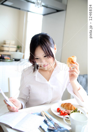 「ビジネスウーマンの朝食」の写真素材