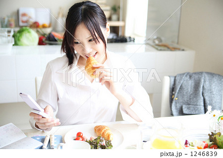 「ビジネスウーマンの朝食」の写真素材 「ビジネスウーマンの朝食」の写真素材