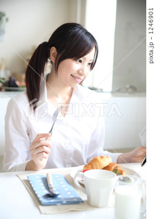 「ビジネスウーマンの朝食」の写真素材