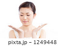 泡を頬につける女性