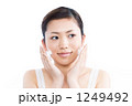 泡を頬につける女性