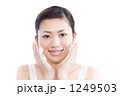 泡を頬につける女性