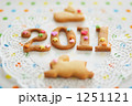 1251121