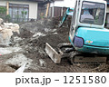 家の出来るまで・土地に硬化剤を入れる地盤改良作業