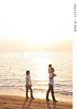 「人物 親子 浜辺 海岸 散歩 」の写真素材