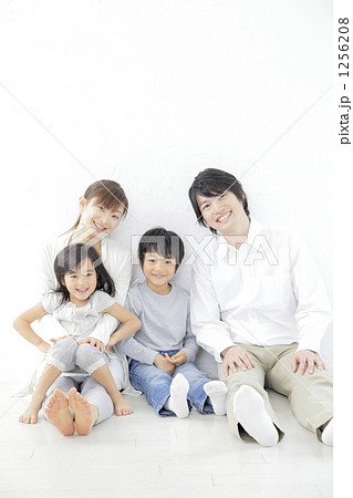 「息子 男の子 大人 母 家族 」の写真素材 「息子 男の子 大人 母 家族 」の写真素材