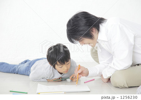「男の子 大人 息子 お絵かき 」の写真素材 「男の子 大人 息子 お絵かき 」の写真素材
