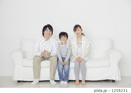 「大人 家族 日本人 男の子 」の写真素材 「大人 家族 日本人 男の子 」の写真素材