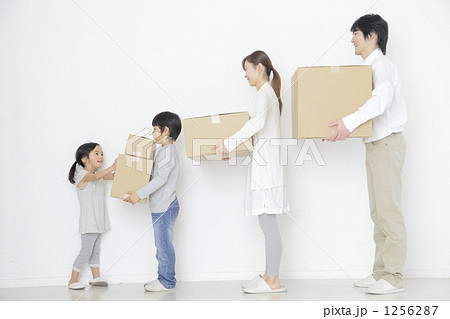「娘 大人 母 男の子 息子 」の写真素材