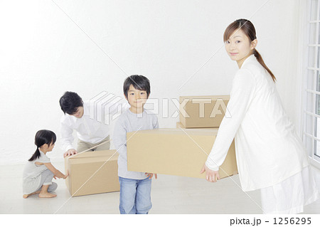 「娘 大人 母 男の子 息子 」の写真素材